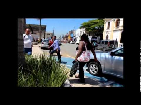Escândalo! Deputado é recebido com ovos na cara e xingamentos de “ladrão” em passeata em Cotia