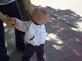 Emi caminando solito