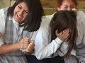 ali-baba y los 40 ladrones, segun la ame cuando le enseñaba a la ale a jugar al parir la shansha.NOTECE: la cara de la colli...