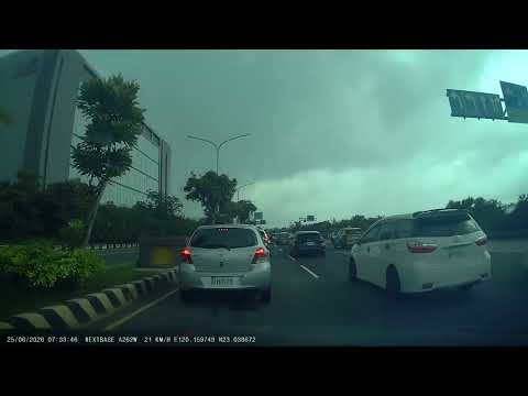 沒水準摩托車手，見笑轉生氣亂鑽還踹車