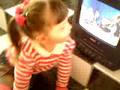 Melanie viendo barney