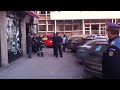 In aceasta dupa-amiaza, in urma atacului armat de la Coaforul din Blocul Perla, sunt ucisi doi oameni si raniti inca sase. Criminalul este un angajat al Ministerului de interne, se numeste Vladan si a intrat in coaforul unde lucra sotia lui. Crima pasionala in Bucuresti. Imagini de la locul faptei, la cateva minute dupa impuscaturi. www.nasii.ro