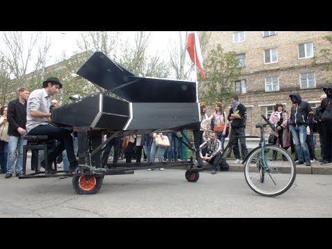 martello - Немецкий пианист Давид Мартелло (Davide Martello) покорил дончан, дав концерт на площади перед зданием Народного Совета. Его игра...