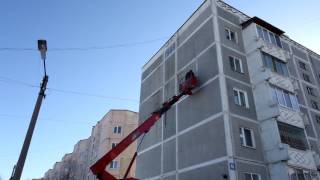 Видеофакт. Снимают порванный баннер на 45 доме в микрорайоне