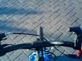 Pijany menel jedzie na rowerze