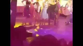 Lucero imita cena de Grease no Máquina da Fama. Veja o vÃdeo!