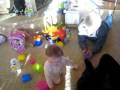videos de Scarlett Frick plays with buckets