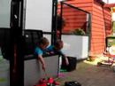 Cas en Koen kapseizen in de tuin Cas en Koen kapseizen in de tuin