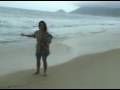 Cléo Pires fica com vergonha em praia nudista