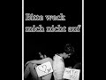 F-raz - Du bist und du bleibst ein Traum + Songtext Hey... willVerse 1:Ich sehnte mich seid Jahren danach es dir zu erzählen,dass du der Grund bist das ich an Liebe auf den ersten Blick glaub.Du kannst dir nicht vorstellen wie es war als ich dich zum ersten Mal sah.Mein Herz hat gekocht und ich wusste nicht was mit mir los war.Seit Monaten weißt du es aber spätestens seid ich dir ein Lied zu Weihnachten geschrieben hab und alle wussten dann bescheid.Ich muss von dir loslassen denn bis heut kommt nichts von dir.Mit diesem Lied werd ich das letzte Mal mit Herz bei dir sein.Chorus:Du bist und bleibst ein Traum,in den ich mich verliebt hab.Bitte weck mich nicht auf(2x)Verse 2:Verstehst du was ich mein wenn ich über dich sing?Heißt das das ich bis zu diesem Lied an dir hing?Alle Welt weiß Bescheid.Ich war echt bereit mit dir zusammen zu sein.Doch bis heut konntest du dich nicht dazu äußern,weder mir helfen,noch mir dazu was sagen.Stattdessen lässt du mich hier stehen mit sovielen offenen Fragen.Warum hat es nicht geklappt?Warum ist das passiert?Warum hast du nicht auf meine Liebe reagiert?Keine Antworten ,kommst nicht und sagst was zu mir,ich darf nur träumen von dir...!Chorus:Du bist und bleibst ein Traum,in den ich mich verliebt hab.Bitte weck mich nicht auf(2x)Du bist und bleibst ein Traum,in den ich mich verliebt hab.Bitte weck mich nicht auf(2x)Du bist und bleibst ein Traum,in den ich mich verliebt hab.Bitte weck mich nicht auf(2x)