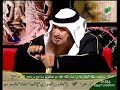 مقطع من قصيدة آنست بالواد المقدس نارا للشاعر محمد مأمون نجمبصوت الشيخ أحمد القطانطفل خذلناه فصاغ قرارا ....... حشد الصخور.. وجنّد الأشجاراماذا عليه إذا الرجال تخاذلوا ....... إن داس أشباه الرجال.. وسار؟!ولقد تفرس في الوجوه.. فلم ....... يجد إلا صريع الغدر أو غدارامدّ الجسور إلى جيوش ظنها....... ستحيل ليل الغاصبين نهارالكنه نسف الجسور لعلمه ....... أن الخيانة لا تحرر دارا ..!!ومضى وحيداً لا يوجه وجهه ....... إلا لرب قدر الأقداراآمنت بالصبح القريب لأنني ....... آنست في الوادي المقدس نارانارا ستأكل كل شيء حولها ....... حتى تحدد للضياء مساراستمرّ من عفن القصور جميعها ....... تغزو الثقوب السود ..والأوكارللنار ومض في الجماجم لاهب ....... يجلو الرؤى ،ويطهر الأفكار ..!هذا خريف الفكر يقضي نحبه ....... والمرجفون لما يرون سكارىوالنصر يقفز من نوافذ مصحف ....... فبأي شيء بعده تتمارى ؟!من شاهد القرآن يمشي.. و الورود تقول .. والتقوى تصير شعارا ؟من شاهد المولود يترك مهده ....... ويقوم كي يتسلق الأسوار ..؟من كان يحلم أن دمع حزينة ....... سيصير بحراً هائجاً هدارا ..؟من ذا يصدق أن كفاً غضة ....... ستهز عرشاً أو تفك حصارا..؟أو أن عوداً من ثقاب واحداً ....... ملأ الظلام بأسره أقمارا ..؟أرأيت للأطفال كيف تحولوا ....... صحفاً تدور و تنشر الأخبارعن ذئبة،عجب الذئاب جميعهم ....... من مكرها وغدو قطيع حيارىنزعوا عن الجزار زيف قناعه ....... وبدون نار ألبسوه النارمن ذا يصدق أن طفلاً بائساً ....... كسب الشعوب لصفه أنصاراأو أن عكازاً بكف مسنة يثني ....... الحديد ..ويعكس التيار ؟!في موطني من علم الأطفال أن ....... تهوى الجهاد وتكتب الأشعار ؟يا جيل أطفال الحجارة .. يا ....... تلاميذاً صغاراً كتفوا إعصاراكيف المصاحف أزهرت .. ؟ بل كيف أسراب الحمام تحولت ثوارا ..؟!آمنت بالإسلام حلاً حاسماً ....... نعلو به .. ونروض الأخطار ..!