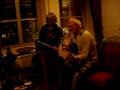 videos de Benn zingt een liedje voor Daffie op de gitaar