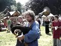 Die Spielleute und Narren begeben sich von der Schlosswiese zum Stellplatz für den Historischen Festumzug. Natürlich mit  stilgerechter mittelalterlicher Musik.