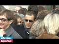jean dujardin avec son �pouse alexandra lamy, clovis cornillac, dany boon, jean reno, alain chabat, marie-anne-chazel, fr�d�ric beigbeder, franck dubosc, bruno solo, lorant deutsch, �lie semoun... de nombreuses personnalit�s ont assist� samedi, � paris, aux obs�ques de l'acteur jocelyn quivrin, d�c�d� dimanche dans un accident de la route. sa compagne, alice taglioni, �tait �galement entour�e des membres de sa famille. a l'issue de la c�r�monie, elle a re�u l'accolade devant l'�glise �vang�lique, comme le veut la tradition protestante.