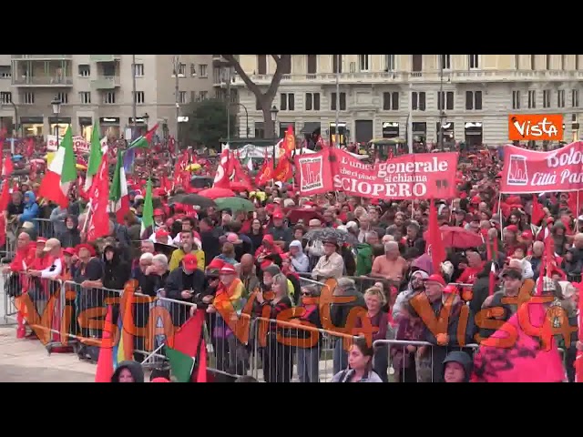 "Democrazia al lavoro", il corteo della Cgil a Roma, i manifestanti riempiono Piazza San Giovanni