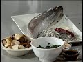 Merluza rellena de hongos sobre espinacas y gulas
