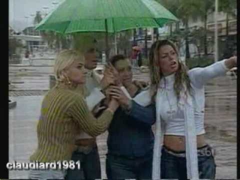 Lindas chicas llevándose los paraguas - Bromas