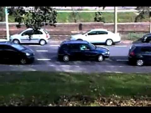 Una mujer con problemas para estacionar 0 Una mujer con problemas para estacionar