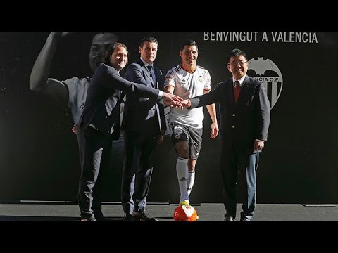 8,000 people welcome Enzo Pérez at his presentation as new Valencia CF player