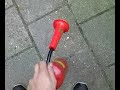 mien fluuutke op een lege poederblusser met 8 bar aan perslucht..