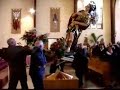 El abuelo que destruye la procesión