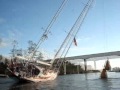 schipper met ballen passeren brug (?)