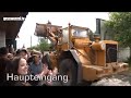 Ein Film von www.graswurzel.tv 5.17min Kamera Marco Kühne, Kina Meyer Schnitt: Marco Kühne, Susanne Neubronner Erkundung des Erkundungsbergwerks Gorleben 29.05.2009 Nach Bekanntwerden, dass das Erkundungsbergwerk zur Endlagerung radioaktiven Abfalls in Gorleben bereits seit den 90er Jahren illegal zum Endlager ausgebaut wurde, versammelten sich am Freitagmittag, 29. Mai 2009 um 5 vor 12 mehrere Hundert Menschen vor dem Erkundungsbergwerk zu einer Demonstration. Aus der Demo wurde ganz spontan eine Erkundung / Inspizierung des Bergwerks. Den TeilnehmerInnen gelang bis zum Förderturm vorzudringen, ja selbst in diesen Hineinzukommen. Als Flash - Video anschauen. (37,95 MB) www.graswurzel.tv Als Quicktime - Video herunterladen. (23,43 MB) www.graswurzel.tv Als Quicktime - Video anschauen. (23,43 MB) www.graswurzel.tv www.graswurzel.tv will komplett unabhängig von herkömmlichen medialen Strukturen arbeiten und informieren. Sie verstehen ihre Arbeit als alternativen Journalismus, der sich die Möglichkeiten der modernen Berichterstattung via Internet zu Nutze macht. Eine möglichst breite Vielfalt ihrer Filme und Fotos ist graswurzel.tv dabei wichtig.