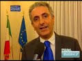 PESCARA - Gianni Chiodi, del Pdl, e' stato eletto presidente della Regione Abruzzo con il 48,81% dei voti. L'avversario di centrosinistra, Carlo Costantini, dell'IdV, ha ottenuto il 42,67%, circa il 6% in meno. Chiodi era supportato dalle liste Movimento per l'Autonomia, Liberalsocialisti, Pdl e Rialzati Abruzzo. Costantini era invece sostenuto da Pd, IdV, Prc, La Sinistra, Pdc, Ps e Democratici per l'Abruzzo. Gli altri candidati erano Rodolfo De Laurentiis (Udc-Udeur) che ha ottenuto il 5,38%, Teodoro Buontempo (La destra), 1,9, Ilaria Del Biondo (Partito Comunista dei Lavoratori), 0,76 e Angelo Di Prospero (Per il bene comune), con lo 0,46%. Quest'ultimo, con un ricorso accolto dal Tar, aveva determinato lo slittamento delle elezioni dal 30 novembre a oggi. Il voto e' stato caratterizzato da un elevato assenteismo: ha votato il 53 per cento degli aventi diritto, 1.208.976 in tutto, con un calo di 16 punti percentuali rispetto alle regionali del 2005 e di 28 sulle ultime politiche (81%).Il voto è giunto dopo due anni e mezzo di legislatura per lo scioglimento del Consiglio regionale determinato dagli arresti, il 14 luglio, del presidente della Regione Ottaviano del Turco (Pd), di due assessori e un consigliere regionali (tutti Pd), di dirigenti e imprenditori per presunte tangenti nella sanità. Chiodi - che per una legge regionale ha dovuto dimettersi da sindaco per candidarsi alla regione - ha preso più voti di quanti non ne abbiano totalizzato le liste a lui collegate; discorso inverso, invece, per Costantini, avvocato pescarese.BERLUSCONI ESULTA,SCOPPIA LITE IDV-PD(di Milena Di Mauro)ROMA - Esulta oggi Silvio Berlusconi, che per tre volte in tre settimane era sceso in Abruzzo a sostenere di persona la vittoria di Gianni Chiodi e a denunciare la ''questione morale'' nel Pd . Il candidato Pdl ha vinto in una consultazione che il premier ha sempre definito un 'laboratorio' importantissimo su scala nazionale. Il Cavaliere rivendica la ''vittoria del buongoverno'' e la sconfitta di un Pd ''troppo schiacciato'' sull'Idv di Antonio Di Pietro, mentre sottolinea la coesione della maggioranza che ha gia' vinto alle elezioni di aprile. La vittoria ormai certa, dopo le dimissioni di Ottaviano Del Turco per lo scandalo sanita', per il Pdl e' anche un test positivo per il governo, oltre a mostrare ''l'ennesimo fallimento politico e morale'' del centrosinistra, al quale si chiede di ''non coprire la sconfitta con la foglia di fico'' di un astensionismo record (affluenza alle urne crollata al 52,99%, rispetto alla partecipazione del 68,6% del 2005). Dati che Walter Veltroni, leader del Pd , giudica ''impressionanti''. ''Questo vuol dire che c'e' malessere, c'e' critica anche nei nostri confronti - fa autocritica - Noi dobbiamo saper fare di piu' per la moralizzazione della vita pubblica. Dobbiamo saper essere severi con noi stessi per poter essere severi con gli altri''. Intanto, il centrosinistra, ad urne appena chiuse, avvia una rissosa riflessione sulle cause della sconfitta e sui 'costi' dell'alleanza Pd-Idv.Antonio Di Pietro, leader dell'Italia dei Valori, non intende portare da solo la croce. ''L'Idv ha quintuplicato i suoi voti - rivendica anzi - Ha vinto l'astensionismo e sono stati puniti i partiti che non sono ne' carne ne' pesce, che fanno riunioni, dicono 'ma anche' e non si decidono''. Di contro, il Pd contesta a caldo a Costantini di aver preso ''meno voti dei partiti che lo sostengono'' e si rammarica di non aver chiuso l'alleanza con l'Udc ''che avrebbe portato il centrosinistra alla vittoria'', mentre vede come ''necessaria'' una riflessione sulla scarsa partecipazione al voto. Anche per Pier Ferdinando Casini l'astensionismo e' ''un campanello d'allarme molto pericoloso'' ed una bocciatura del bipolarismo italiano. ''In Abruzzo Berlusconi non ci ha voluto - osserva il leader Udc - La vittoria del Pdl era scontata, ma l'Udc, nonostante ci abbiano scippato molti dirigenti, ha tenuto, confermando il dato nazionale''. Il Pdl vanta la netta affermazione e, con il capogruppo al Senato Maurizio Gasparri, analizza la vittoria senza sconti agli avversari politici: ''Inutile che Veltroni accampi scuse patetiche parlando di astensionismo. Prenda atto che e' un autentico fallimento e che la questione morale sta facendo sprofondare il suo partito. Le elezioni in Abruzzo sono lo specchio di questa situazione''. E Italo Bocchino, vicepresidente dei deputati Pdl, parla di una ''tendenza suicida del partito democratico, che avendo consegnato la guida e la linea dell'opposizione a Di Pietro rischia di crollare irrimediabilmente nei consensi''. Ma soprattutto, la maggioranza si compiace, con il vicepresidente dei senatori Pdl Gaetano Quagliariello, perche' ''con Chiodi e' stato premiato il Pdl'' e confermata la scelta della maggioranza di andare verso il soggetto politico unitario che vedra' la luce nel congresso di meta' marzo.