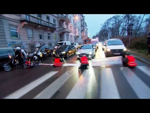 sterreich: Polizei rumt Blockade von Klimaaktivist:i ...