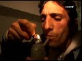 (6a part de 6)Callejeros descobreix aquest divendres l'agitada vida de la barriada de Los Junquillos. Aquí s'hi pot veure un amplíssim catàleg d'activitats inclassificables. Entre elles, baralles de galls il•legals en mig del carrer. 