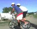 Andando en bisi de a dos