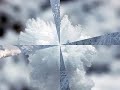 un mondo bellissimo e fatato, ma fragile come il cristallo, quello in cui vivono gli artisti...da questo mondo traggono ispirazione per le loro opere, che fanno sognare ad occhi aperti, come questa meravigliosa canzone che sa parlare al cuore di chi l'ascolta...