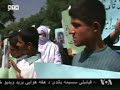 بازماندگان قربانیان سه دهه جنگ درافغانستان که تعداد شان به بیش از دوصد تن میرسید درحالیکه تصاویرعزیزان شانرا که طی سه دهه جنگ درافغانستان کشته و یا ناپدید گردیده اند حمل می کردند ازحامد کرزی رئیس جمهورافغانستان وسازمان ملل متحد خواستند تا متهمان به جنایات جنگی درافغانستان را محاکمه و مجازات کنند. این افراد که در برابر دفتر سازمان ملل در کابل تجمع کرده بودند می گویند دولت افغانستان تا کنون موفق به مجازات ویا محکمه این افراد نگردیده است وبرخی ازکسانیکه درحال حاضر درنشست پاریس حضوردارند، ازسوی سازمان دید بان حقوق بشر متهم به جنایات جنگی در این کشور شناخته شده اند و این افراد هیچ گاهی نماینده گی از مردم افغانستان کرده نمی توانند .خانواده های قربانیان جنگ با صدور قطع نامه خواهان برکناری و محاکمه متهمین به جنایات جنگی از سوی محکمه با صلاحیت بین المللی شدند . انان می گویند باید گورهای دسته جمعی شناسایی و عاملان ان به پنجه قانون سپرده شود . به باور این افراد با موجودیت جنگ سالاران و مافیا در دولت افغانستان بازهم میلیارد ها دالر جامعه جهانی هیچ تغیری در زندگی مردم نخواهد اورد مگر اینکه نخست حساب انان تصفیه شود . بازمانده های قربانیان در حالی خواهان محاکمه متهمان به جنایت جنگی شده اند که ولسی جرگه افغانستان با تصویب منشور مصالحه ملی تمام گروه های جنگی طی سه دهه گذشته را از تعقیب عدلی و قضایی معاف می کند . این چندمین باریست که خانواده های قربانیان جنگ در افغانستان به منظور محکمه عاملان این جنایات در برابر دفتر سازمان ملل دست به تجمع می زند اما تا کنون هیچ فرد و یا گروهی از سوی این سازمان عامل این کشتار ها معرفی نشده . با وجود انکه دفتر سازمان ملل متحد در کابل بار ها در پاسخ به خواسته های این افراد ابراز همدردی و کمک کرده است اما این بار هیچ مسوول این سازمان اماده به پاسخگوی نشدند .