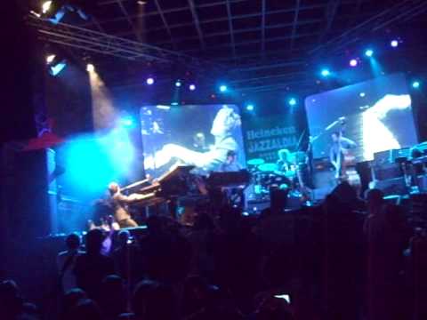 Jamie Cullum IN HEINEKEN JAZZALDIA 2009- Riahanna's Don't stop the music