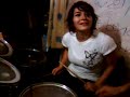 JANET TOCANDO LA BATERIA
