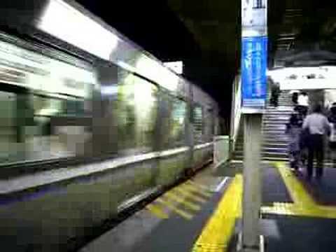 JR神戸線（山陽本線）姫路行の電車　舞子駅発車