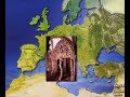 http://www.artehistoria.com/civilizaciones/videos/293.htmCada año, son miles los peregrinos cristianos que visitan lugares vinculados a la vida de Cristo, los apóstoles y la Virgen María, como Belén, Jerusalén y otros puntos de Galilea. Fuera de Tierra Santa, el principal centro de peregrinación es Roma, la residencia del Papa católico. A partir de la Edad Media Roma rivaliza con Santiago de Compostela, donde se encuentra el sepulcro del apóstol Santiago. Otro importante lugar de peregrinación cristiana es Canterbury, en Inglaterra, en donde se hallan los restos de Santo Tomás Becket. También son objeto de peregrinación lugares en los que los devotos dicen haber visto a la Virgen. Los más visitados son Fátima, en Portugal; Lourdes, en Francia; Czestochowa, en Polonia o Medjugorje, en Bosnia. Por último, en el Monte Athos, en Grecia, tiene la tradición ortodoxa su más importante lugar de peregrinaje.