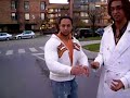 unos mozos muy feos tocando las palmas