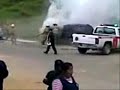 Camioneta incendiandose