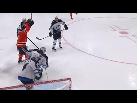Video: Oilers score twice in 40 seconds