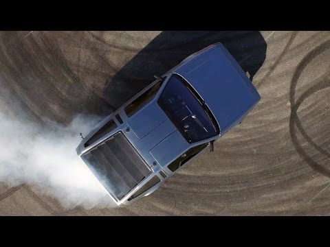 Un DeLorean que hace drift