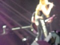 Miley rasga foto de Nick Jonas durante performance de