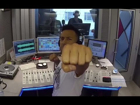 zootube - La grande novità di quest'anno direttamente in versione video, Phone Fighters! Il gioco è semplice,In 30 secondi i due partecipanti si sfidano in uno scontro...