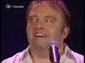 www.gustavpeterwoehler.de/
original: gloria gaynor: i will survive
text: dunja rajter
arrangement: gustav peter w�hler band

dein abschied war ein harter schlag f�r mich.
ich hab' geglaubt, ich werd' nicht leben k�nnen ohne dich.
doch mit der zeit hab ich gemerkt, dass auch der gr��te schmerz vergeht.
ich hab gelernt wie man auf eig'nen beinen steht.

du bist zur�ck,
ich fa� es nicht.
ich komm hier rein und du sitzt da und machst ein trauriges gesicht.
ich h�tt' das t�rschlo� �ndern soll'n.
doch wenn du mich ganz ehrlich fragst:
ich h�tte nie gedacht, dass du nochmal hier aufzutauchen wagst.

hau endlich ab!
dort ist die t�r!
mach, dass du rauskommst!
sag, was willst du denn noch hier?
hast du geglaubt,
dein 