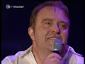 www.gustavpeterwoehler.de/
original: gloria gaynor: i will survive
text: dunja rajter
arrangement: gustav peter w�hler band

dein abschied war ein harter schlag f�r mich.
ich hab' geglaubt, ich werd' nicht leben k�nnen ohne dich.
doch mit der zeit hab ich gemerkt, dass auch der gr��te schmerz vergeht.
ich hab gelernt wie man auf eig'nen beinen steht.

du bist zur�ck,
ich fa� es nicht.
ich komm hier rein und du sitzt da und machst ein trauriges gesicht.
ich h�tt' das t�rschlo� �ndern soll'n.
doch wenn du mich ganz ehrlich fragst:
ich h�tte nie gedacht, dass du nochmal hier aufzutauchen wagst.

hau endlich ab!
dort ist die t�r!
mach, dass du rauskommst!
sag, was willst du denn noch hier?
hast du geglaubt,
dein 