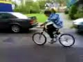 bal op me nek op fiets
