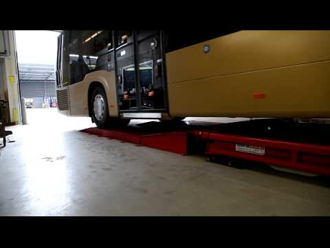 low floor - Segmented modular run-up ramps allow for various low-floor vehicles to drive up onto the Stertil Koni Skylift without grounding.
