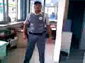 Policial Militar dançando 