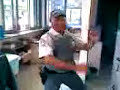Policial Militar dançando 