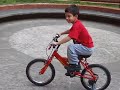 abraham estrenando su primera bicicleta